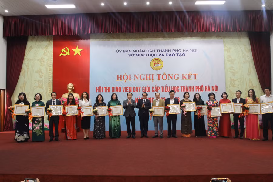 Các Phòng GD&ĐT được tuyên dương, khen thưởng. Các Phòng GD&ĐT được tuyên dương, khen thưởng.
