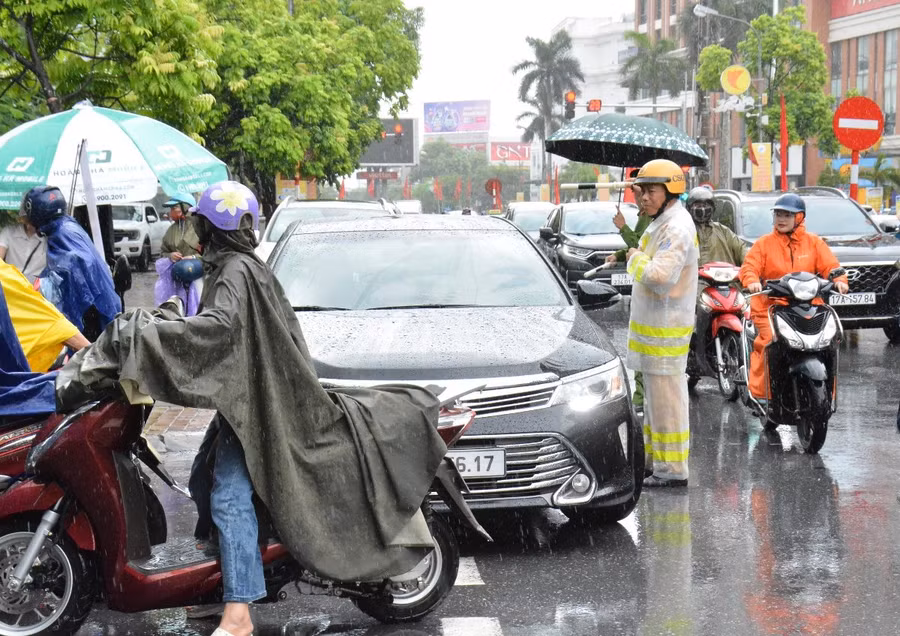 CSGT điều tiết giao thông dưới trời mưa.