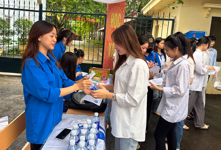 Ngoài các suất cơm miễn phí cho học sinh có hoàn cảnh khó khăn. Tại các điểm thi đều được phát nước miễn phí cho thí sinh.