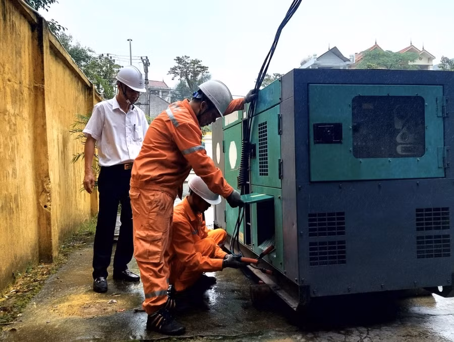 Công nhân Điện lực TP Móng Cái chuẩn bị vật tư thiết bị, lắp đặt, vận hành máy phát điện đảm bảo cấp điện cho điểm thi. Công nhân Điện lực TP Móng Cái chuẩn bị vật tư thiết bị, lắp đặt, vận hành máy phát điện đảm bảo cấp điện cho điểm thi.