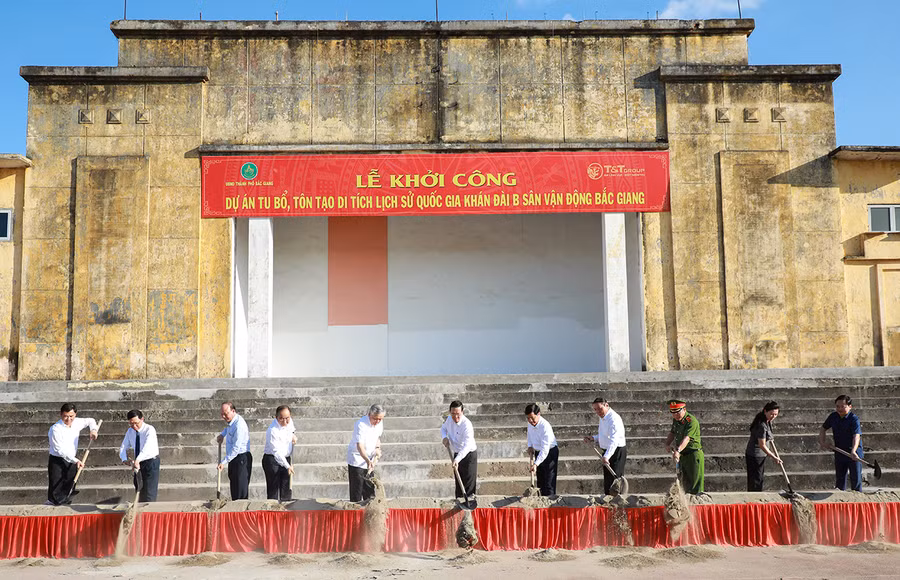 Chủ tịch nước Võ Văn Thưởng và các đại biểu thực hiện nghi thức khởi công Dự án tu bổ, tôn tạo Di tích lịch sử quốc gia Khán đài B, sân vận động tỉnh Bắc Giang. (Ảnh BGGOV)