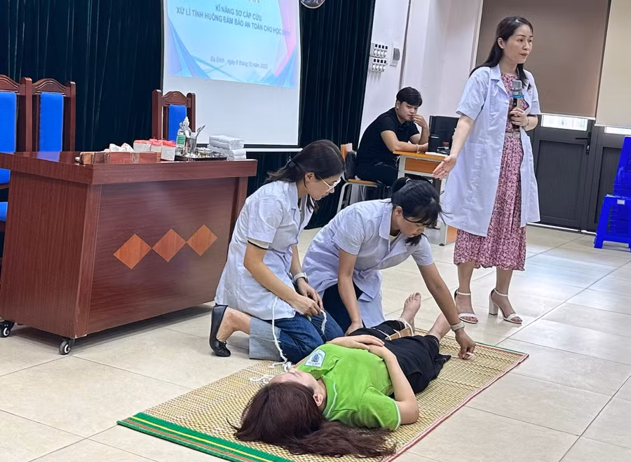 Bác sĩ hướng dẫn kỹ thuật nẹp cố định xương tay, chân.
