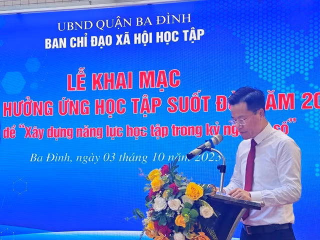 Ông Lê Đức Thuận - Trưởng phòng GD&amp;ĐT quận Ba Đình phát biểu khai mạc.