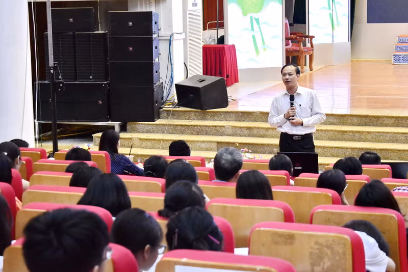 Các chuyên gia tư vấn việc chọn nghề cho học sinh Các chuyên gia tư vấn việc chọn nghề cho học sinh