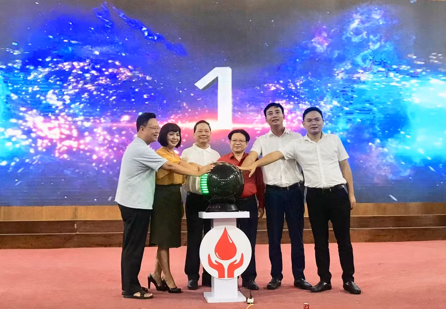 Các đại biểu ấn nút khai mạc chương trình. Các đại biểu ấn nút khai mạc chương trình.