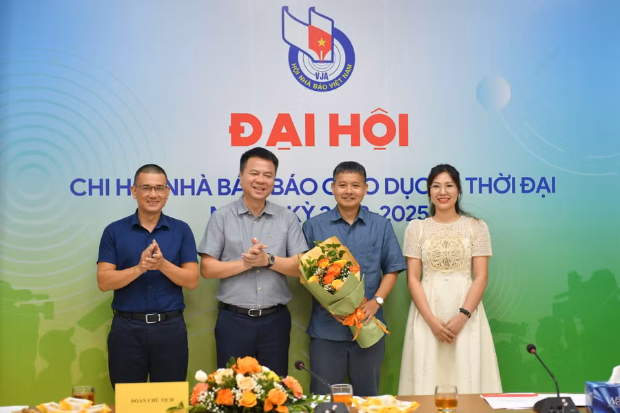 Tổng biên tập Báo GD&TĐ tặng hoa chúc mừng Ban Thư ký Chi hội Nhà báo Báo GD&TĐ nhiệm kỳ 2023-2025.