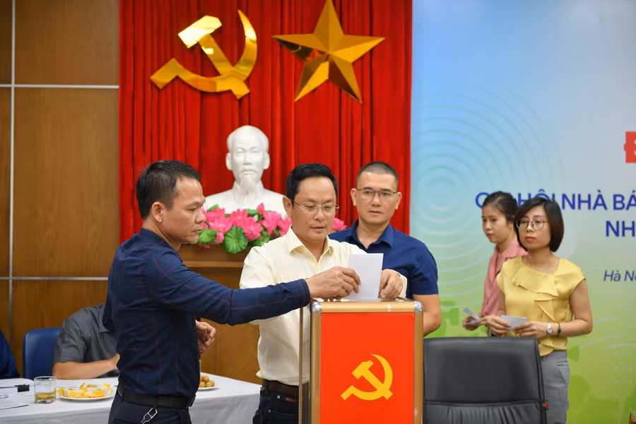 Các đại biểu bỏ phiếu bầu Ban thư ký Chi hội Nhà báo Báo GD&amp;TĐ nhiệm kì 2023-2025