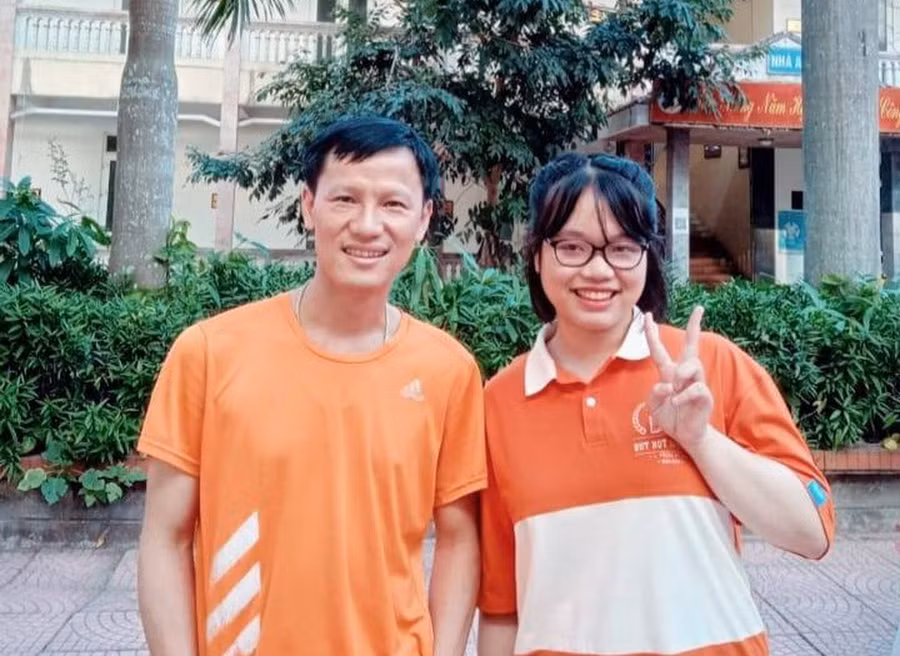 Thủ khoa Nguyễn Hồng Nhung và thầy giáo chủ nhiệm.