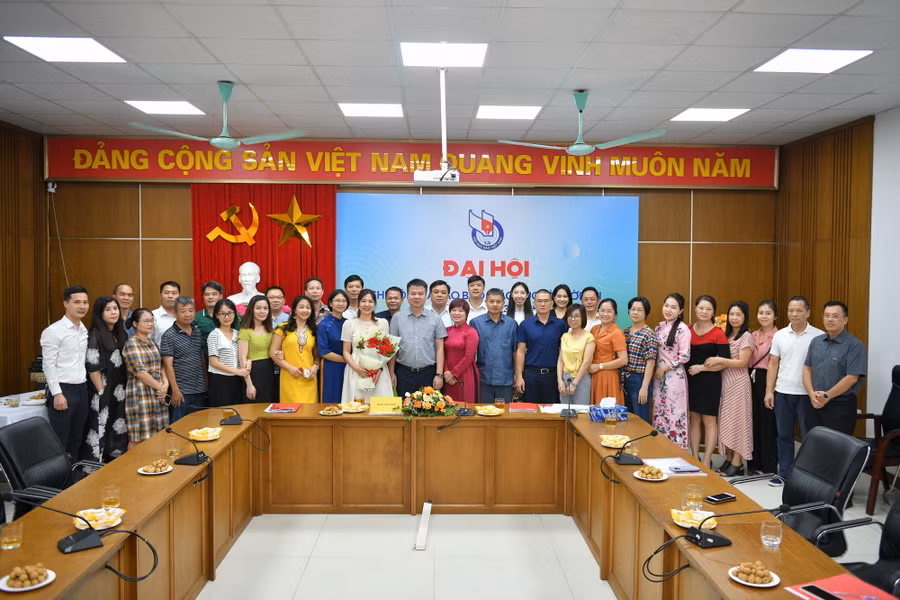 Các đại biểu chụp ảnh lưu niệm.