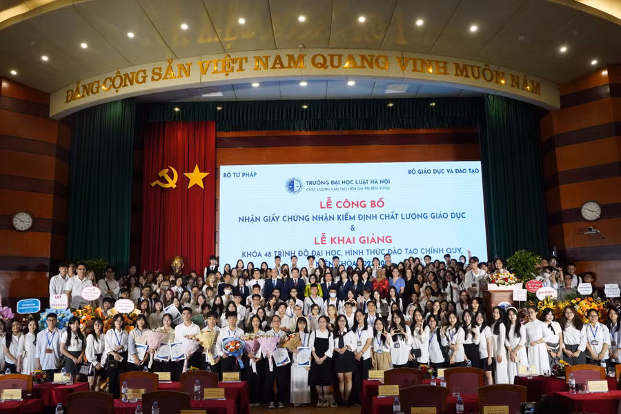 Tân sinh viên chụp ảnh lưu niệm cùng nhà trường. Tân sinh viên chụp ảnh lưu niệm cùng nhà trường.