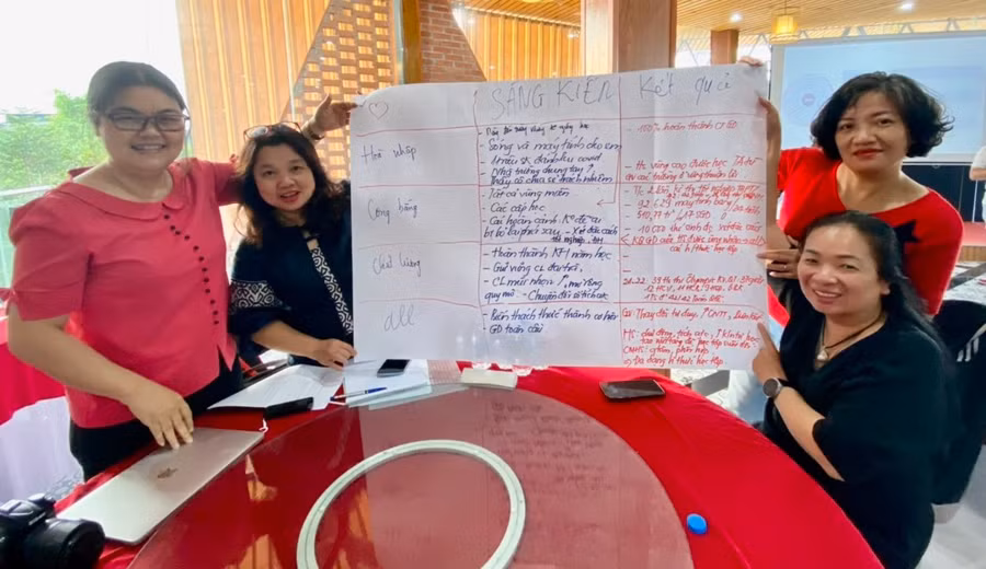 Các chuyên gia thảo luận.