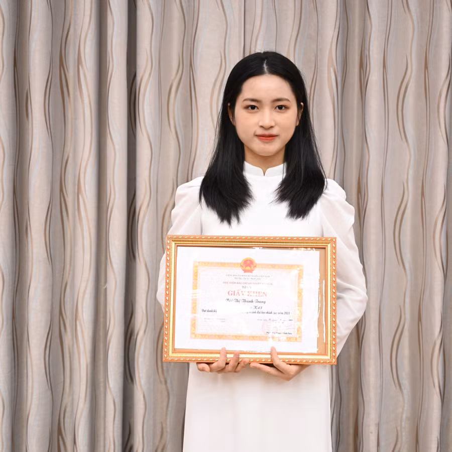 Bùi Thị Thanh Trang nhận giấy khen của Học viện Báo chí và Tuyên truyền. Ảnh NVCC. Bùi Thị Thanh Trang nhận giấy khen của Học viện Báo chí và Tuyên truyền. Ảnh NVCC.
