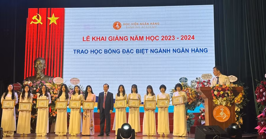 Sinh viên Học viện Ngân hàng nhận học bổng. Ảnh NC.