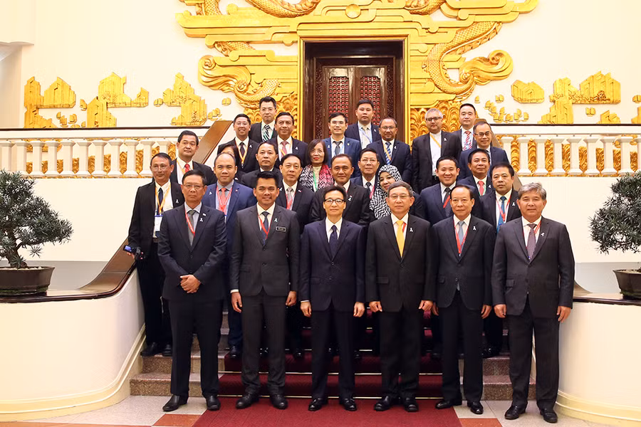 Phó Thủ tướng Vũ Đức ĐAm và các trưởng đoàn dự Hội nghị cấp bộ trưởng ASEAN lần thứ 6 về vấn đề ma tuý. Ảnh: VGP/Đình Nam Phó Thủ tướng Vũ Đức ĐAm và các trưởng đoàn dự Hội nghị cấp bộ trưởng ASEAN lần thứ 6 về vấn đề ma tuý. Ảnh: VGP/Đình Nam