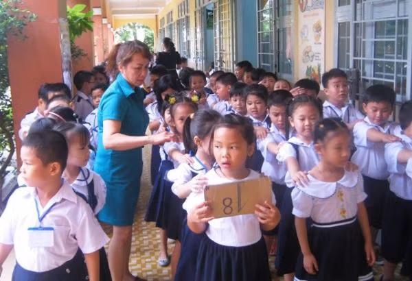  Sĩ số học sinh quá tải đang gây nhiều áp lực cho giáo dục tiểu học TPHCM. 