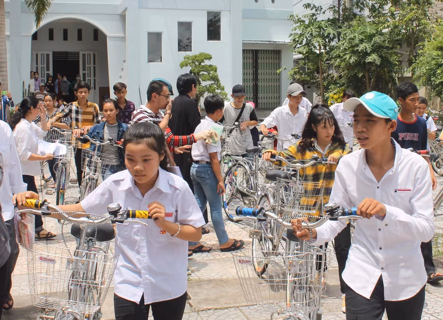 Những món quà nhỏ của Tân Hiệp Phát được trao tận tay cho các em học sinh Những món quà nhỏ của Tân Hiệp Phát được trao tận tay cho các em học sinh