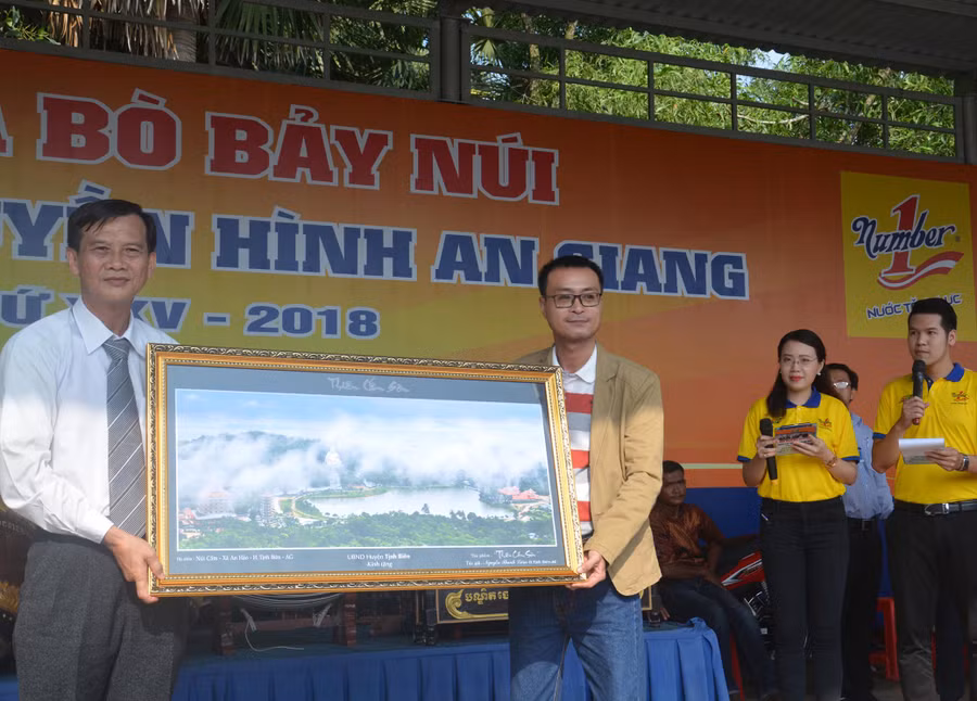Ông Trần Văn Gan – Bí thư huyện ủy Tịnh Biên, An Giang, đơn vị đăng cai tổ chức hội đua bò năm nay tặng quà lưu niệm cho đại diện Tập đoàn Tân Hiệp Phát