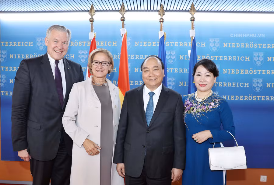 Thủ tướng Nguyễn Xuân Phúc và Phu nhân gặp Thủ hiến bang Hạ Áo, bà Johanna Mikl-Leitne. Ảnh: VGP/Quang Hiếu