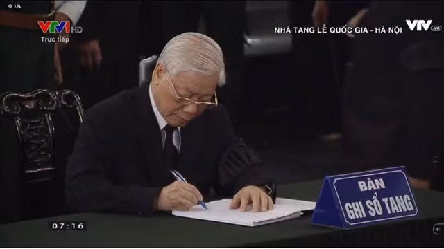 Tổng Bí thư Nguyễn Phú Trọng gửi lời chia buồn trong sổ tang. Tổng Bí thư Nguyễn Phú Trọng gửi lời chia buồn trong sổ tang.