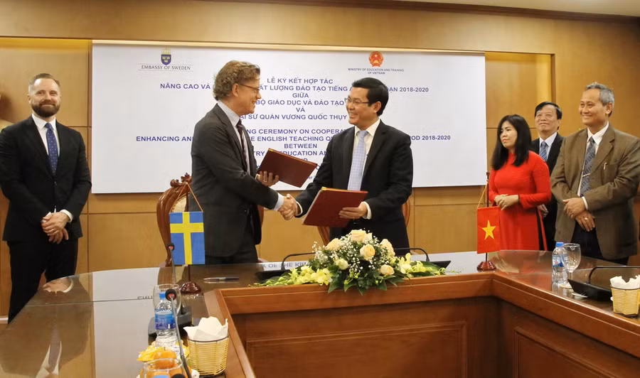 Thứ trưởng Bộ GD&ĐT Nguyễn Văn Phúc và Đại sứ Pereric Hogberg kí thỏa thuận hợp tác nâng cao và đánh giá chất lượng đào tạo tiếng Anh giai đoạn 2018-2020 Thứ trưởng Bộ GD&ĐT Nguyễn Văn Phúc và Đại sứ Pereric Hogberg kí thỏa thuận hợp tác nâng cao và đánh giá chất lượng đào tạo tiếng Anh giai đoạn 2018-2020