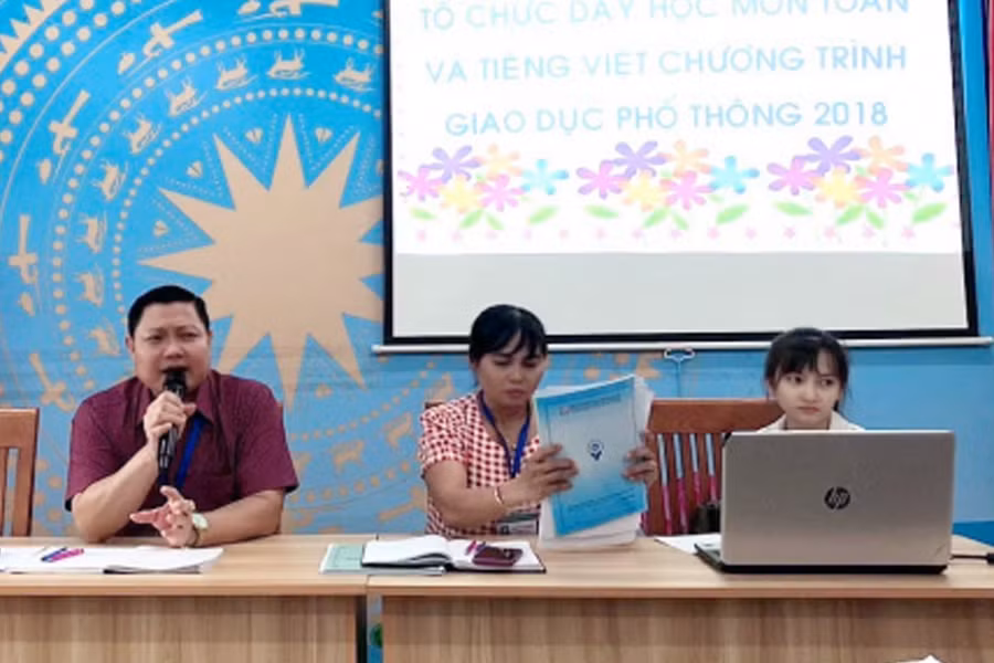 Trường Tiểu học Phạm Văn Hai (huyện Bình Chánh, TPHCM) họp lấy ý kiến về triển khai SGK mới. Thầy Phạm Trung Hữu (trái) - Hiệu trưởng nhà trường phát biểu tại cuộc họp.