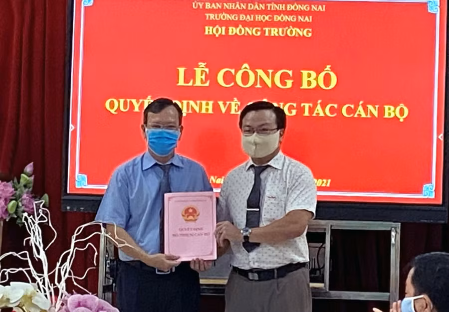 Chủ tịch Hội đồng trường Trường ĐH Đồng Nai trao quyết định bổ nhiệm Hiệu trưởng cho ông Lê Anh Đức (trái).