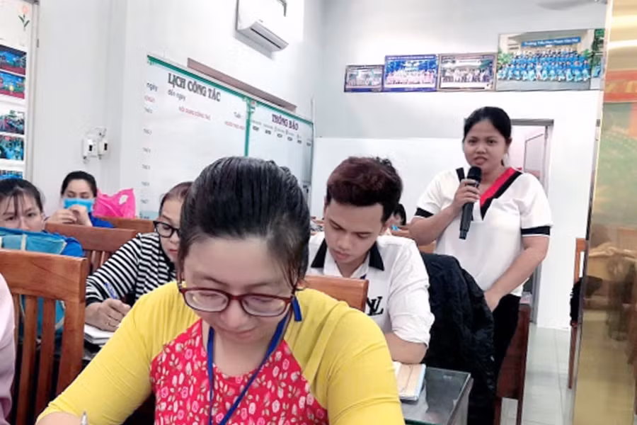 Giáo viên Trường Tiểu học Phạm Văn Hai (huyện Bình Chánh, TPHCM) trao đổi tại cuộc họp về SGK mới.