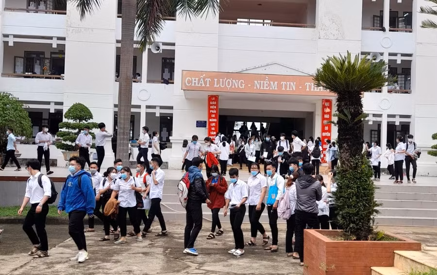 Thí sinh Bình Phước thi môn thứ nhất sáng 7/7.