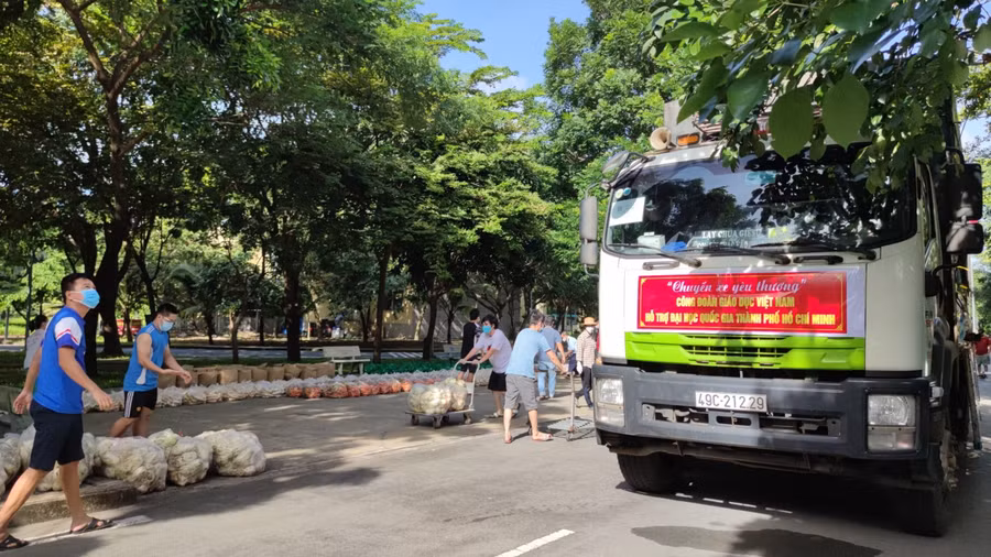  "Chuyến xe yêu thương" của Công đoàn Giáo dục Việt Nam xuống hàng tại ĐHQG TPHCM.