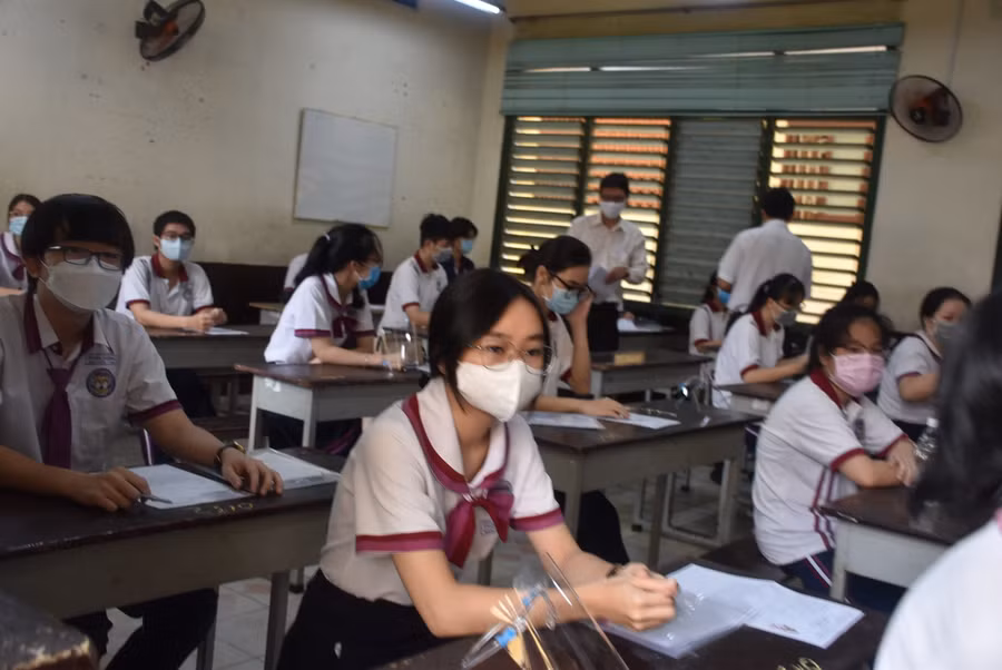 Thí sinh tại điểm thi Trường THPT Trưng Vương