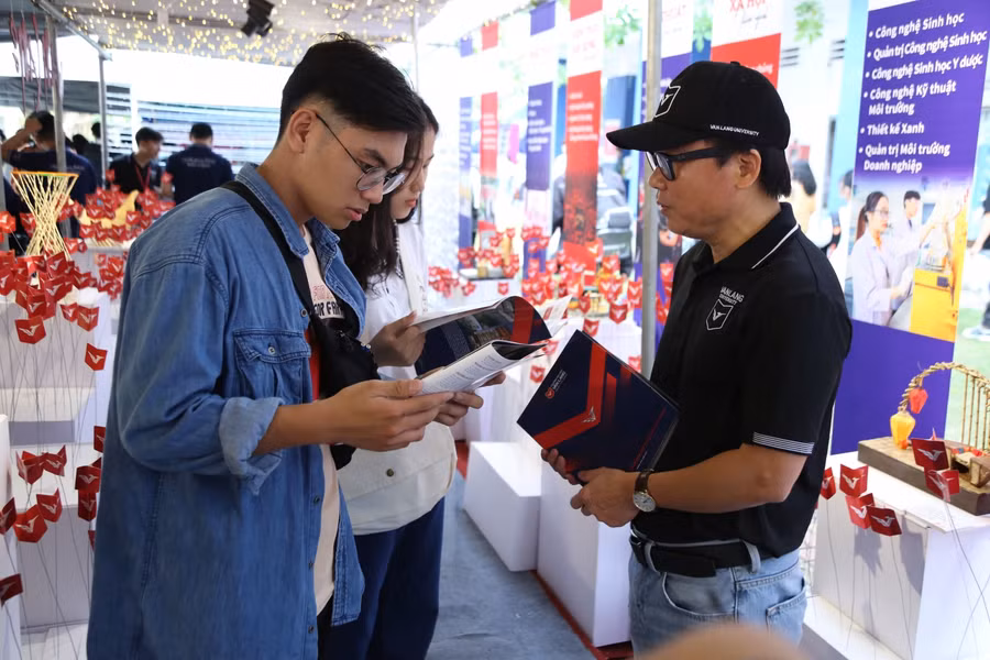 TS Võ Văn Tuấn (Phó Hiệu trưởng Trường ĐH Văn Lang) tư vấn tuyển sinh cho học sinh. Ảnh tư liệu NTCC