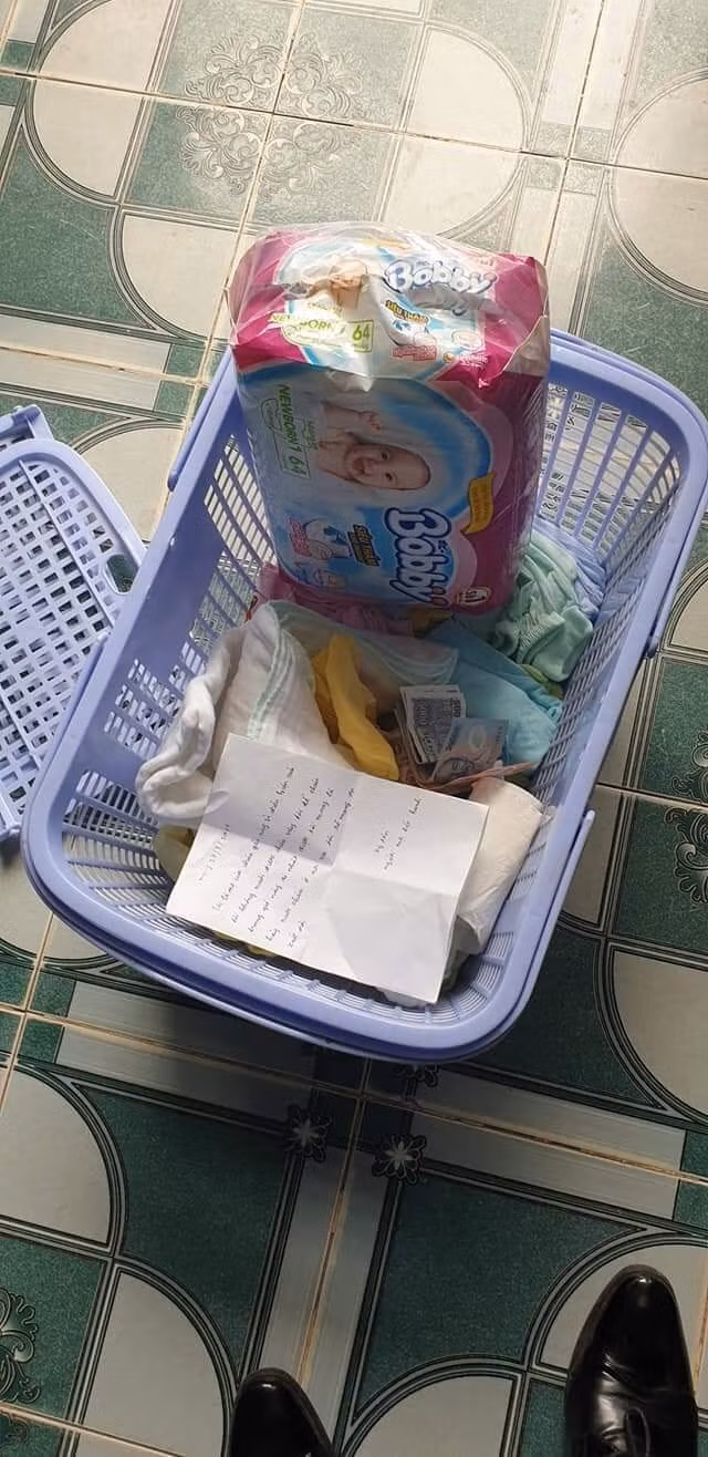 Bé gái bị bỏ trước cửa gia đình hiếm muộn cùng bức thư chứa nội dung xót xa ảnh 3 Bé gái bị bỏ trước cửa gia đình hiếm muộn cùng bức thư chứa nội dung xót xa ảnh 3
