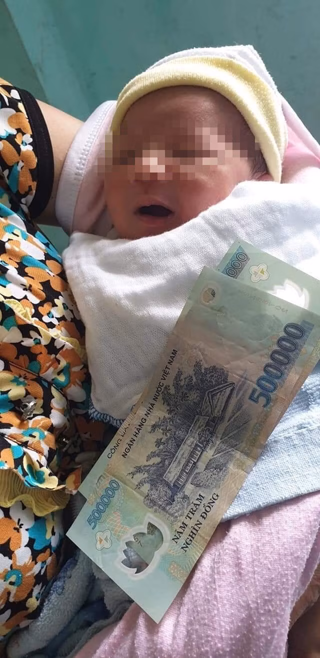 Bé gái bị bỏ trước cửa gia đình hiếm muộn cùng bức thư chứa nội dung xót xa ảnh 1 Bé gái bị bỏ trước cửa gia đình hiếm muộn cùng bức thư chứa nội dung xót xa ảnh 1