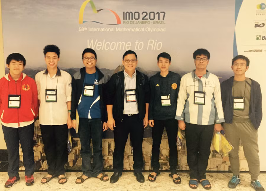 Thầy Lê Anh Vinh cùng 6 học sinh dự giải