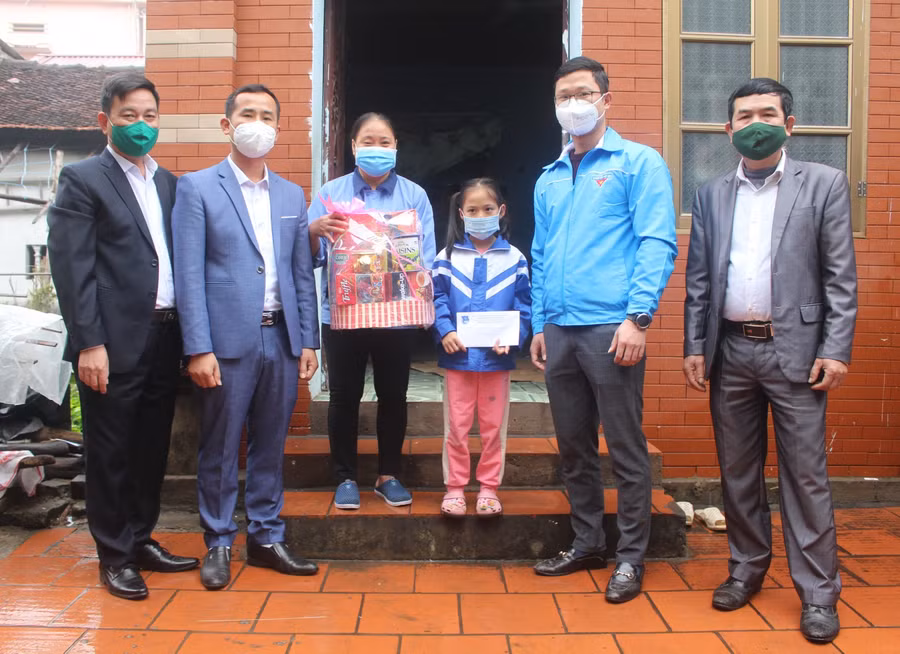 Tỉnh ủy viên, Bí thư Tỉnh đoàn Bắc Giang - Thân trung Kiên tặng quà cho học sinh có hoàn cảnh đặc biệt khó khăn.