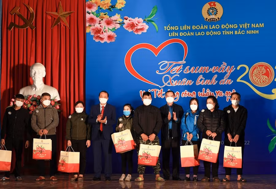 Chủ tịch Tổng Liên đoàn Lao động Việt Nam Nguyễn Đình Khang và Phó Bí thư Thường trực Tỉnh ủy, Chủ tịch HĐND tỉnh Nguyễn Quốc Chung trao quà cho công nhân ngoại tỉnh ở lại đón Tết.