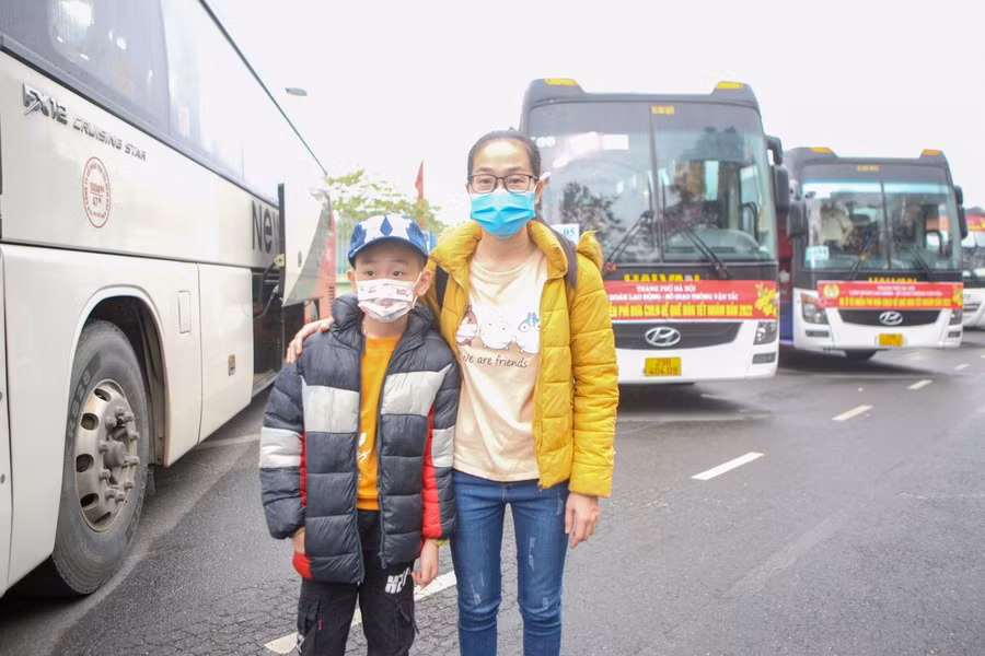 Công nhân ra xe về quê nghỉ Tết Nguyên Đán Nhâm Dần 2022.