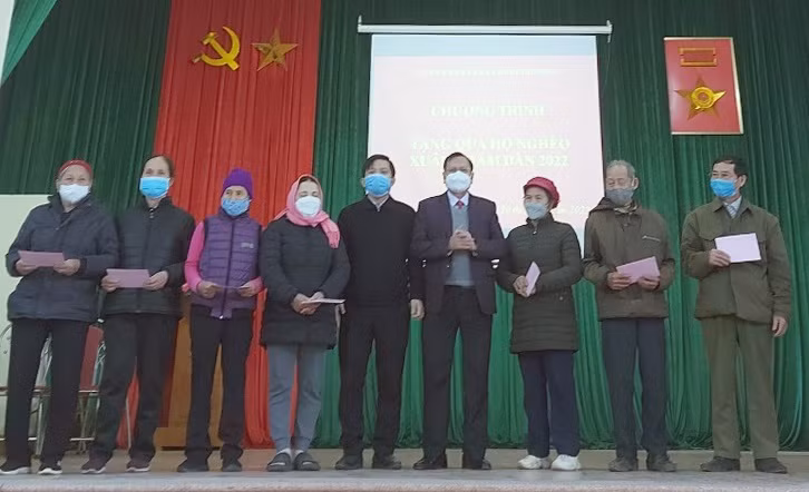 Ông Nguyễn Văn Thêm, Phó Giám đốc Sở GD&amp;ĐT Bắc Giang tặng quà Tết hộ nghèo của xã Trường Sơn.
