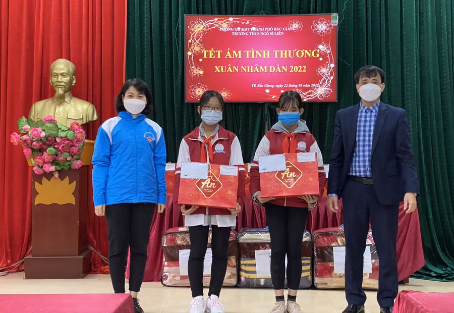 Trường THCS Ngô Sĩ Liên trao quà cho học sinh có hoàn cảnh khó khăn dịp Tết Nguyên đán Nhâm Dần 2022.