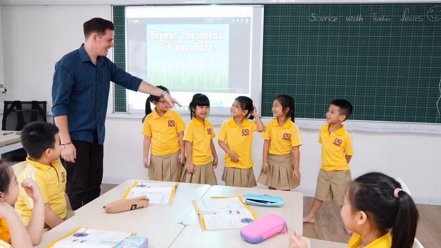 Học sinh Trường tiểu học Vietschool trong giờ học ngoại ngữ với giáo viên nước ngoài. Ảnh: Vân Anh.