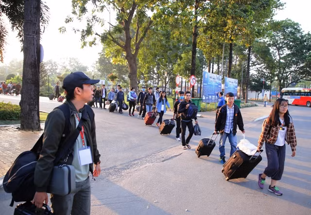Các SV di chuyển lên chuyến xe đoàn viên Các SV di chuyển lên chuyến xe đoàn viên