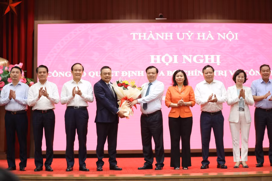 Thường trực Thành ủy, Ban Thường vụ Thành ủy Hà Nội tặng hoa chúc mừng đồng chí Trần Sỹ Thanh.