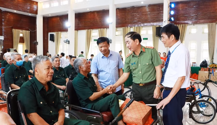 Thứ trưởng Bộ Công an Trần Quốc Tỏ và Phó Chủ tịch UBND tỉnh Đào Quang Khải (thứ 3 từ phải qua) ân cần thăm hỏi, động viên các thương, bệnh binh.