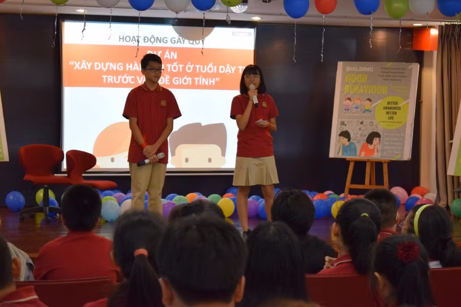 Các em HS đang trình bày về đề tài “Xây dựng hành vi tốt đối với vấn đề giới tính của tuổi dậy thì” Các em HS đang trình bày về đề tài “Xây dựng hành vi tốt đối với vấn đề giới tính của tuổi dậy thì”