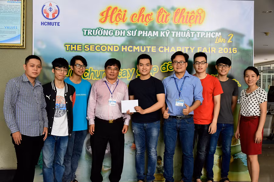 CBVC, SV trường trao tiền hỗ trợ CBVC, SV trường trao tiền hỗ trợ