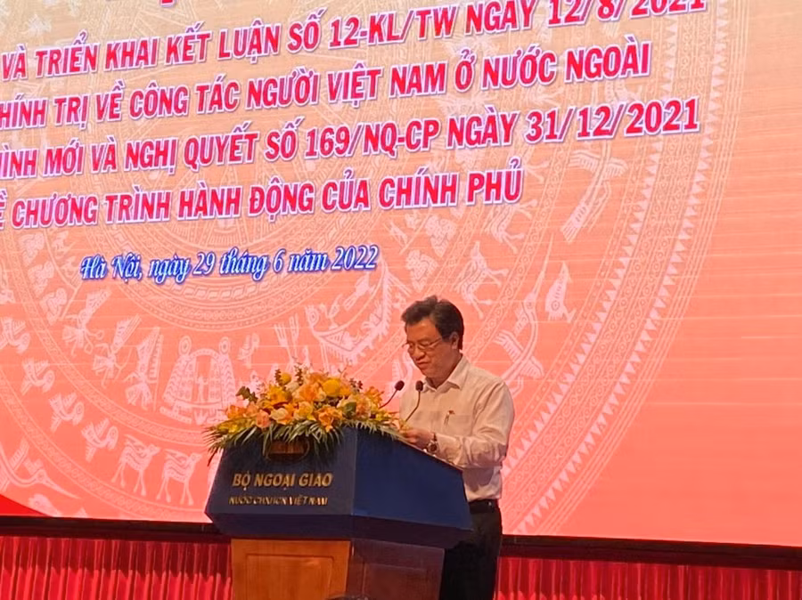 Thứ trưởng Bộ GD&ĐT Nguyễn Hữu Độ phát biểu tại Hội nghị.