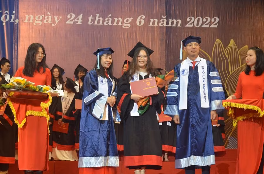 Tân cử nhân nhận bằng tốt nghiệp. Ảnh Ngô Chuyên.