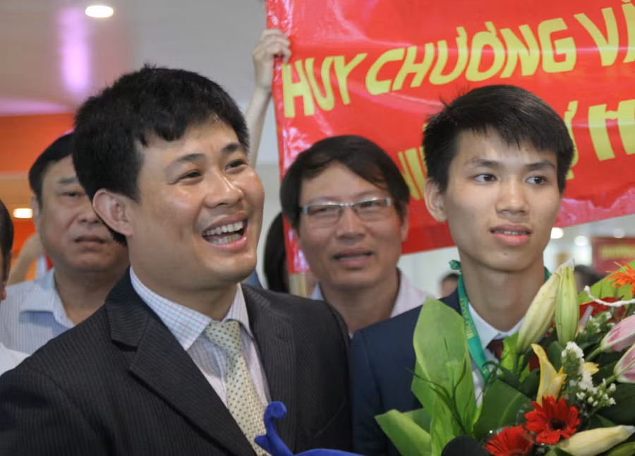 Ông Sái Công Hồng kể về tấm huy chương vàng đầy cảm xúc của Phan Nhật Duy Ông Sái Công Hồng kể về tấm huy chương vàng đầy cảm xúc của Phan Nhật Duy