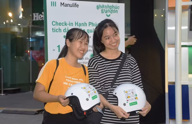 Niềm vui của đôi bạn trẻ khi nhận được quà từ chương trình