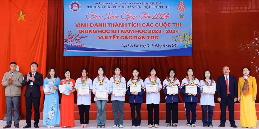 Thầy Vũ Trung Hoàn (thứ 2 từ phải), Hiệu trưởng Trường THPT DTNT tỉnh Điện Biên trao phần thưởng cho học sinh đạt giải cao. Ảnh NVCC. Thầy Vũ Trung Hoàn (thứ 2 từ phải), Hiệu trưởng Trường THPT DTNT tỉnh Điện Biên trao phần thưởng cho học sinh đạt giải cao. Ảnh NVCC.